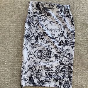Kind Of knee length medium skirt.  0169